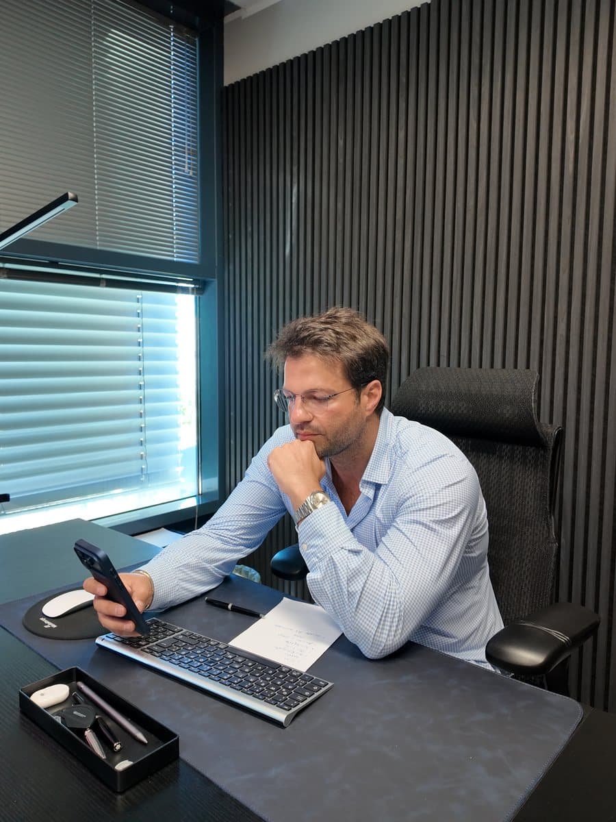 Eytan Halfin am Schreibtisch